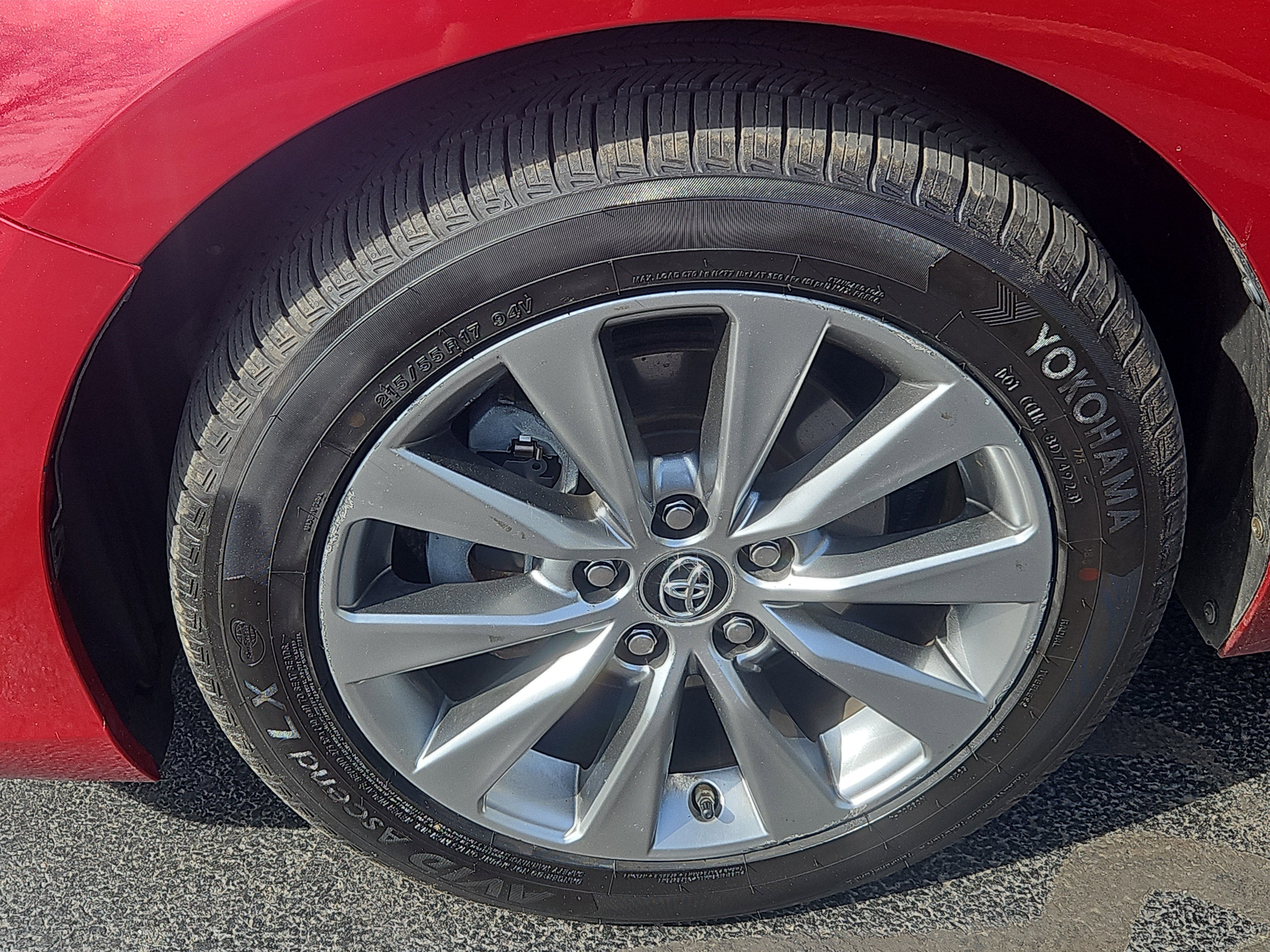 Used 2017 Toyota Camry XLE w/ Moonroof Package FWD image 4