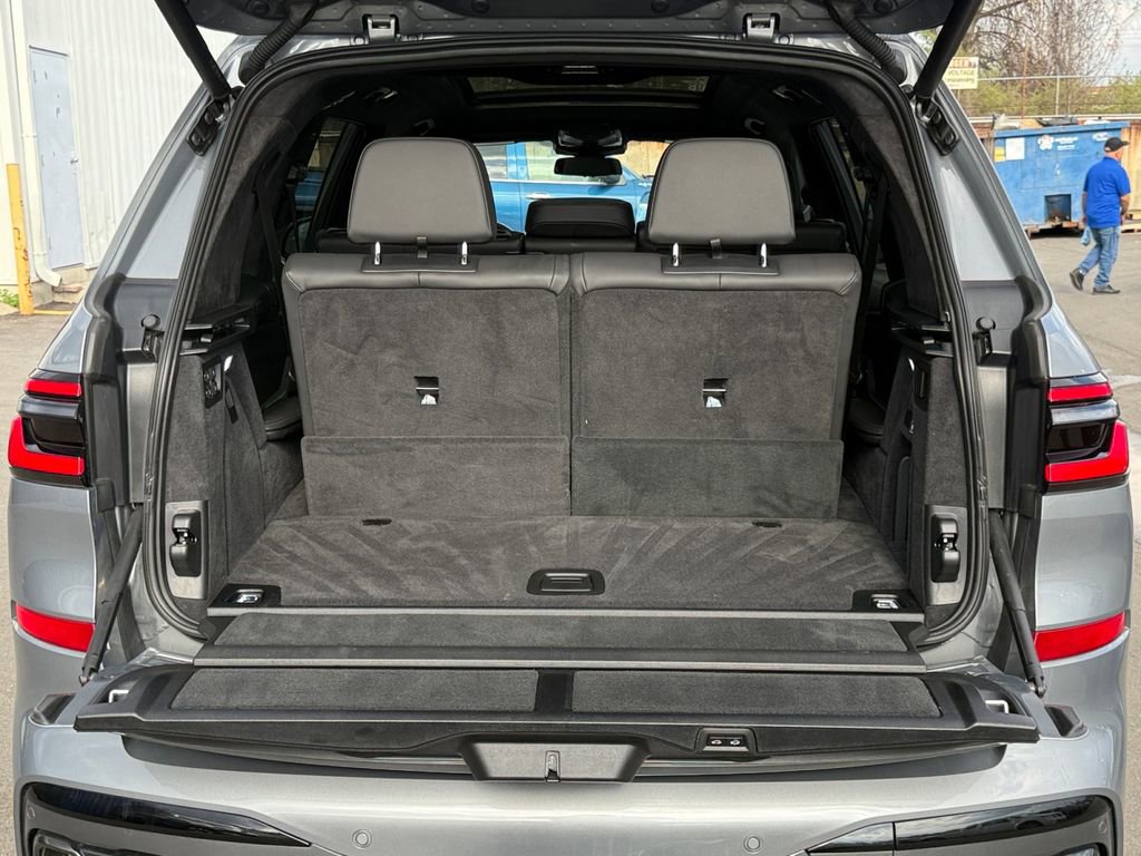 Used 2024 BMW X7 M60i w/ Executive Package image 25
