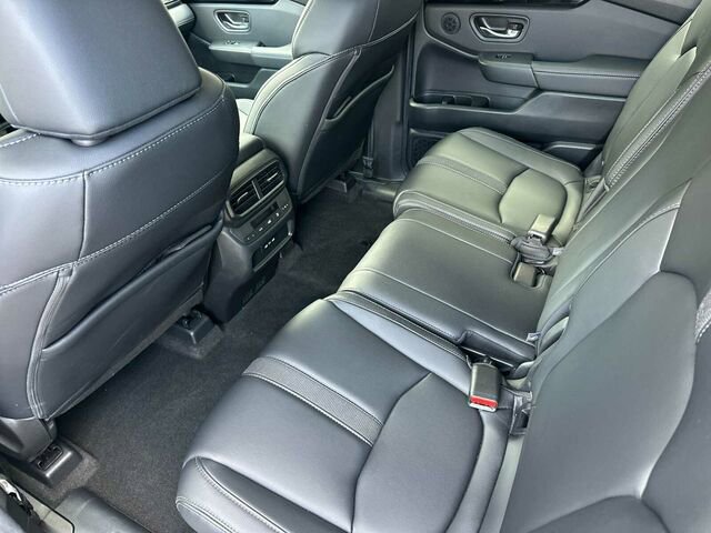 Used 2025 Honda Pilot Touring image 14