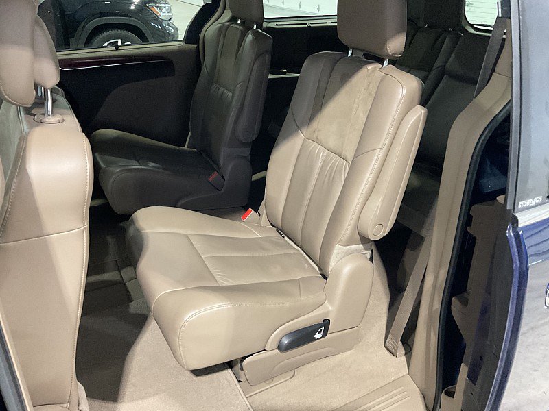 Used 2014 Chrysler Town & Country Limited w/ Luxury Group image 15