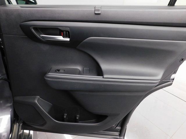 Used 2025 Toyota Highlander XLE image 30