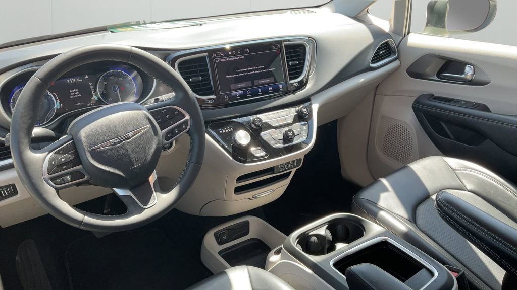 Used 2023 Chrysler Pacifica Touring-L FWD image 43