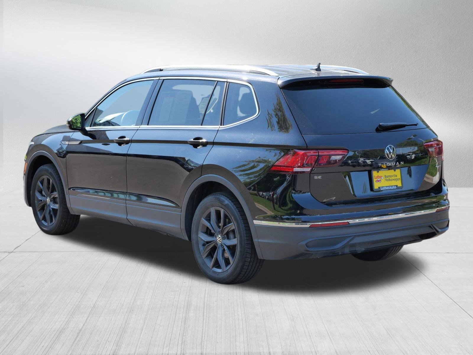 Certified 2024 Volkswagen Tiguan SE image 5