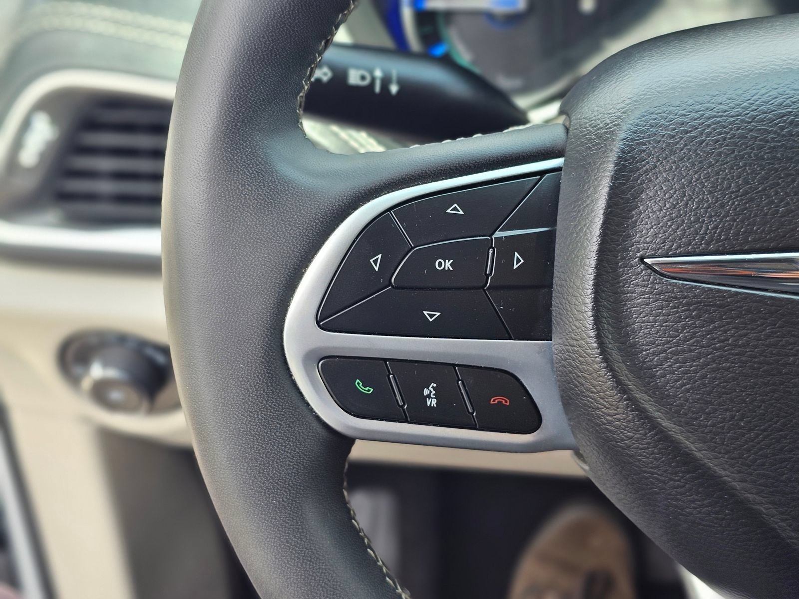 Used 2024 Chrysler Pacifica Limited FWD image 18