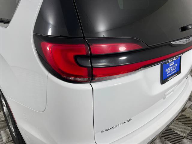 Certified 2023 Chrysler Pacifica Limited FWD image 17