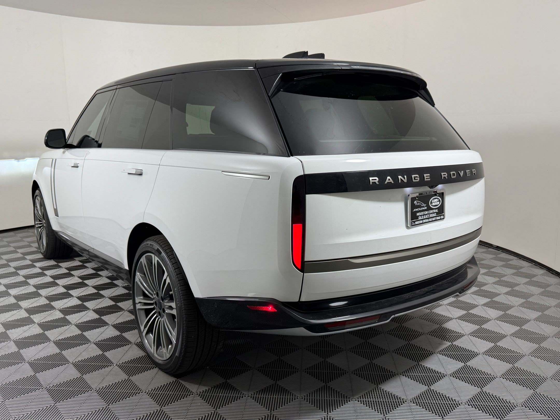New 2026 Land Rover Range Rover Long Wheelbase SE AWD/4WD image 3