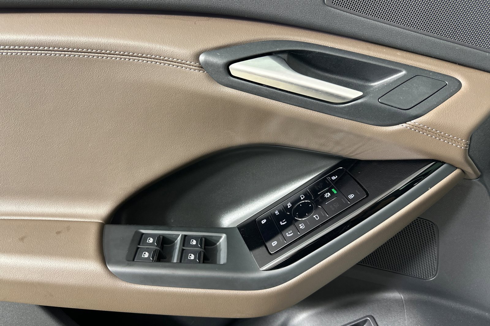 Used 2025 Audi Q6 e-tron Premium w/ Convenience Package image 10