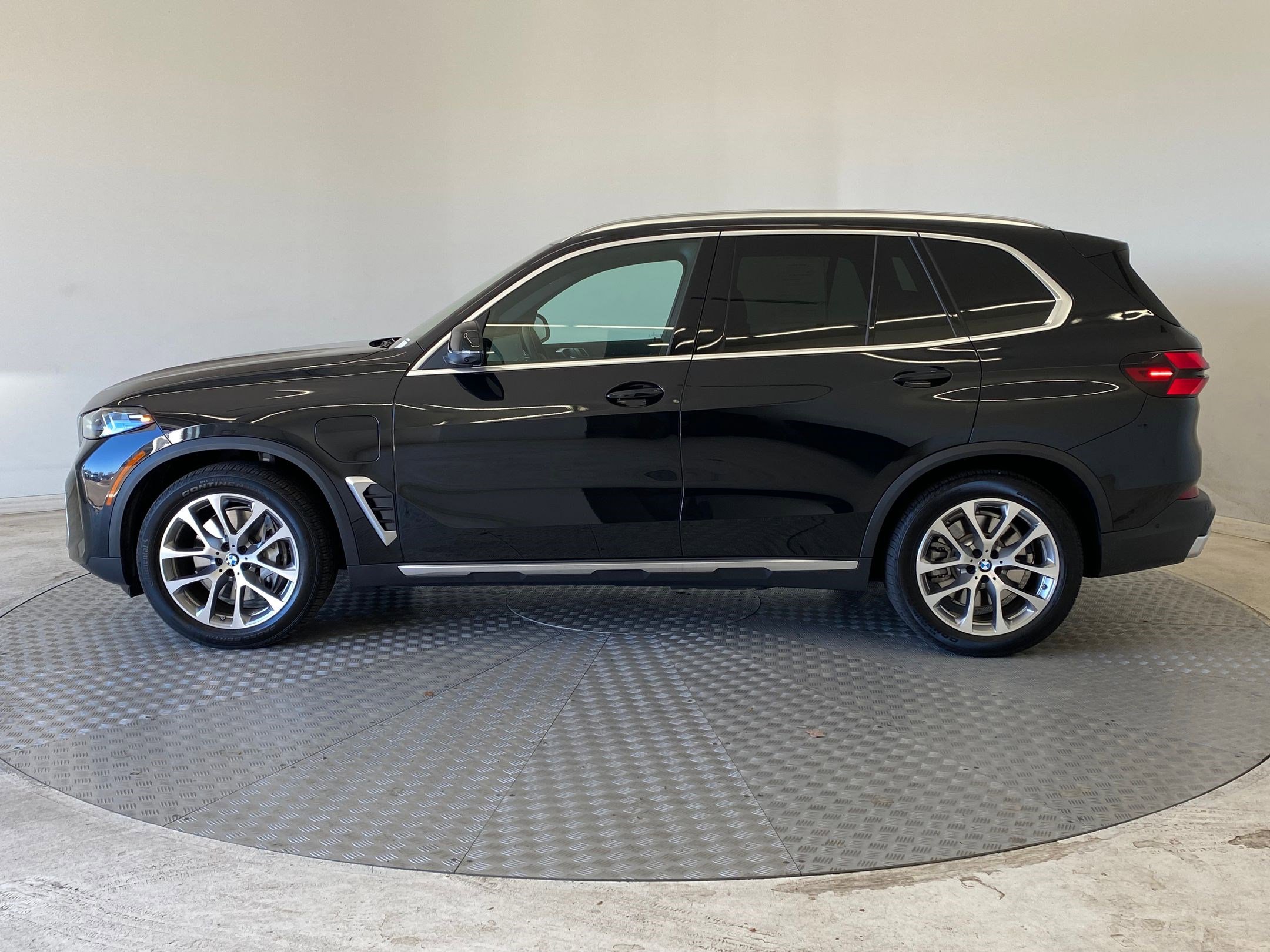 Used 2026 BMW X5 xDrive50e w/ Premium Package image 2