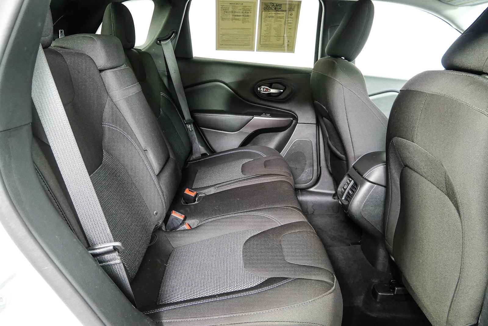 Used 2019 Jeep Cherokee Latitude w/ Popular Appearance Group FWD image 20