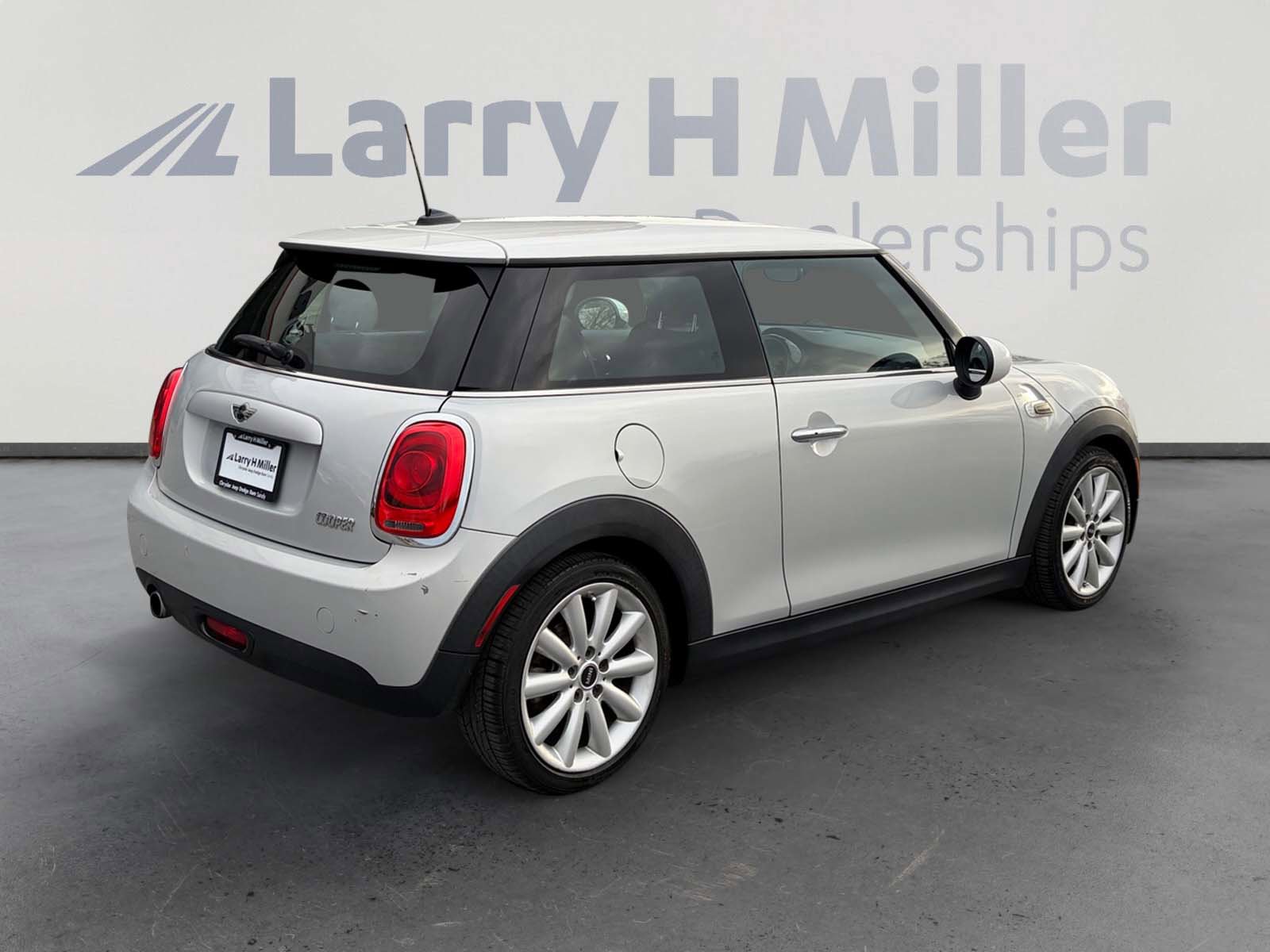 Used 2015 MINI Cooper 2-Door Hardtop image 5