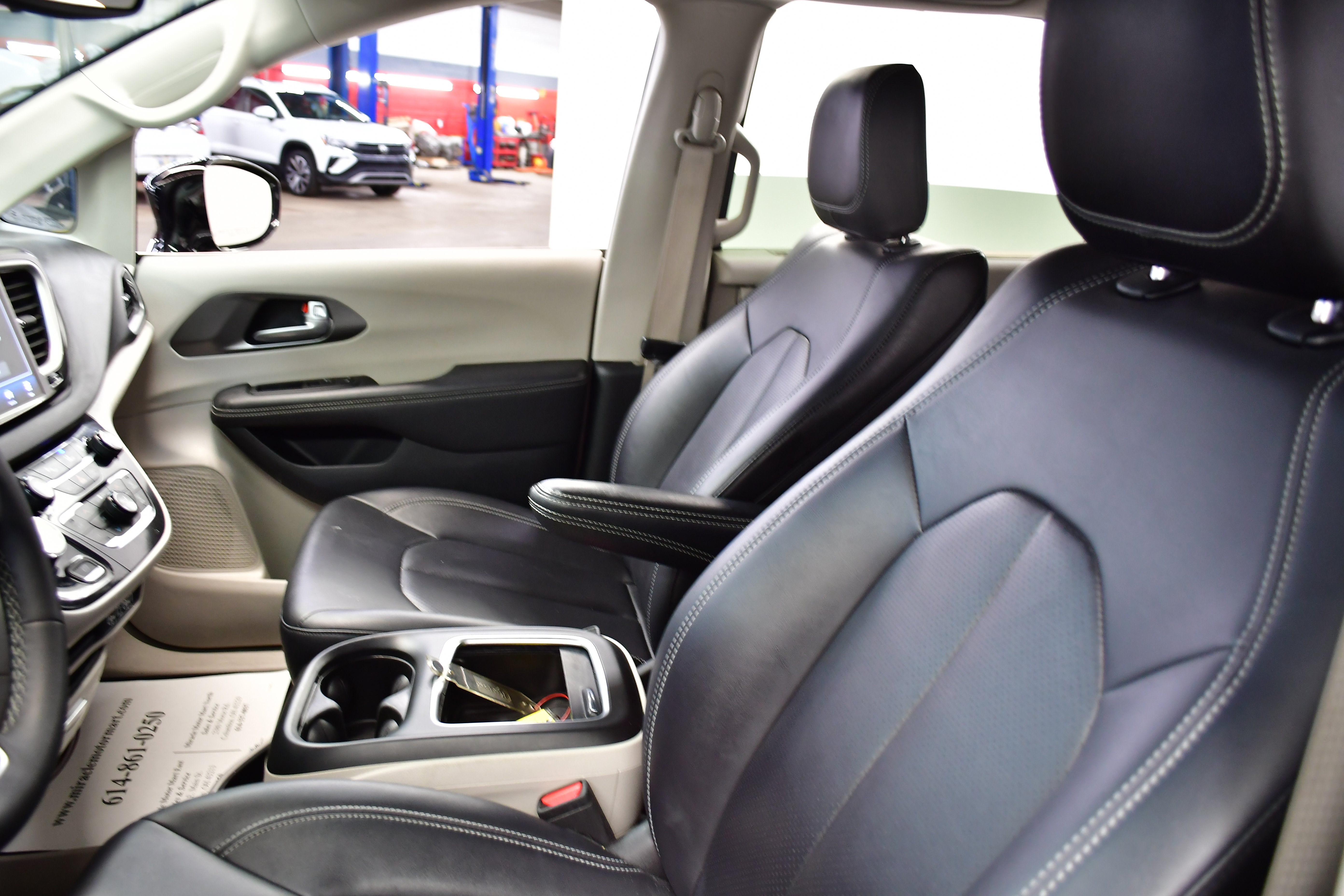 Used 2024 Chrysler Pacifica Touring-L image 9