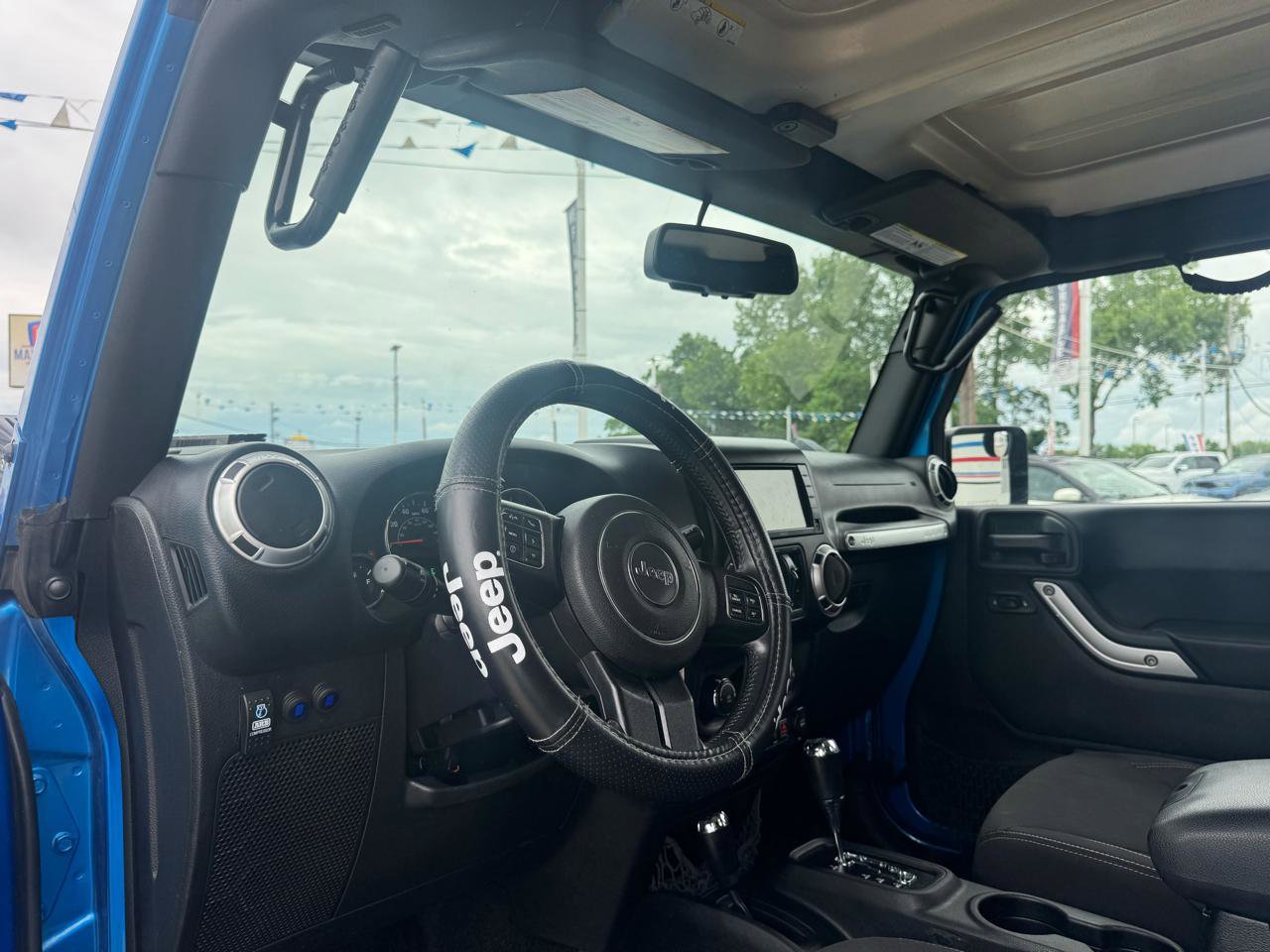 Used 2015 Jeep Wrangler Unlimited Sahara w/ Connectivity Group AWD/4WD image 41