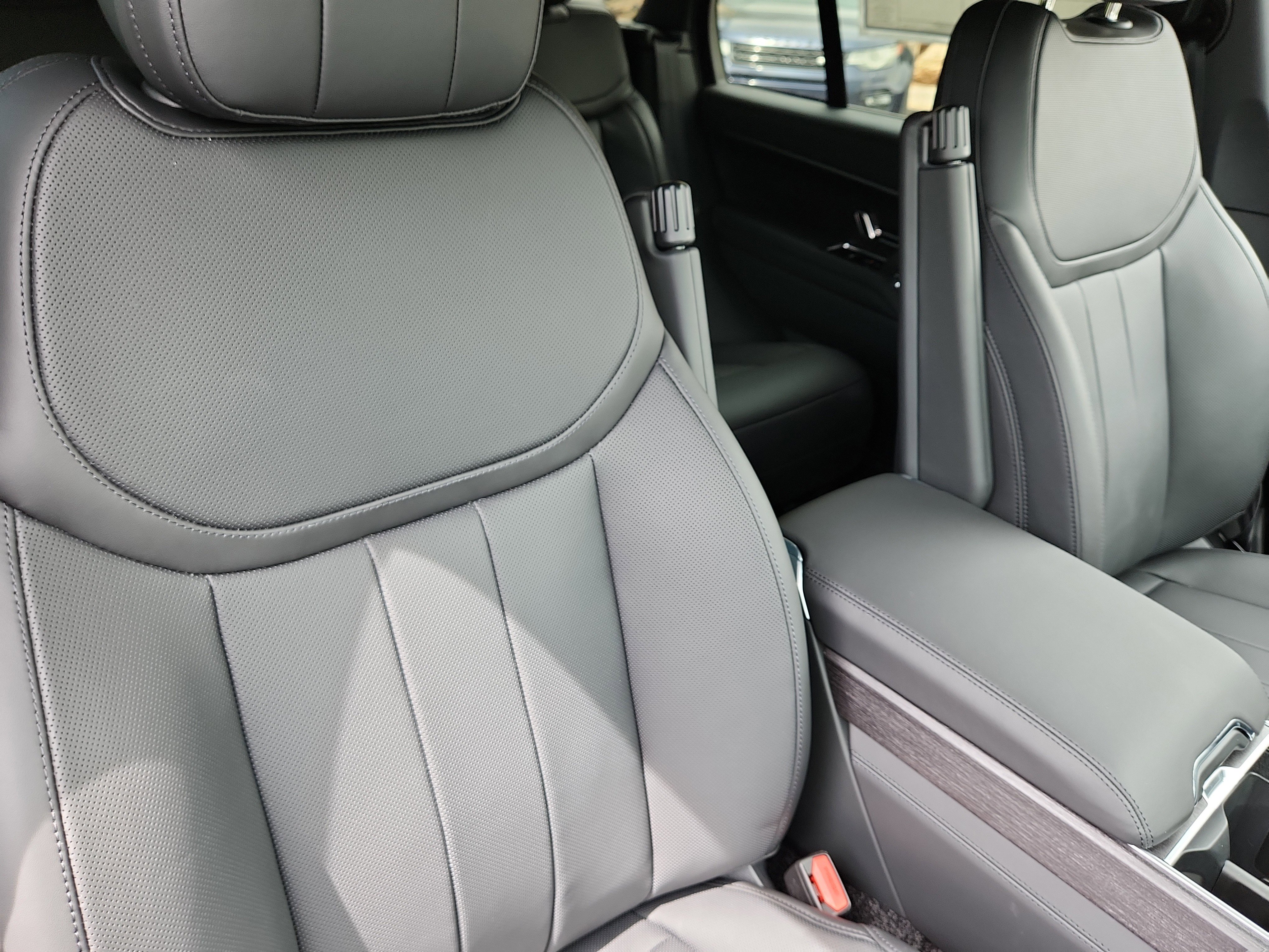 New 2025 Land Rover Range Rover SE image 18