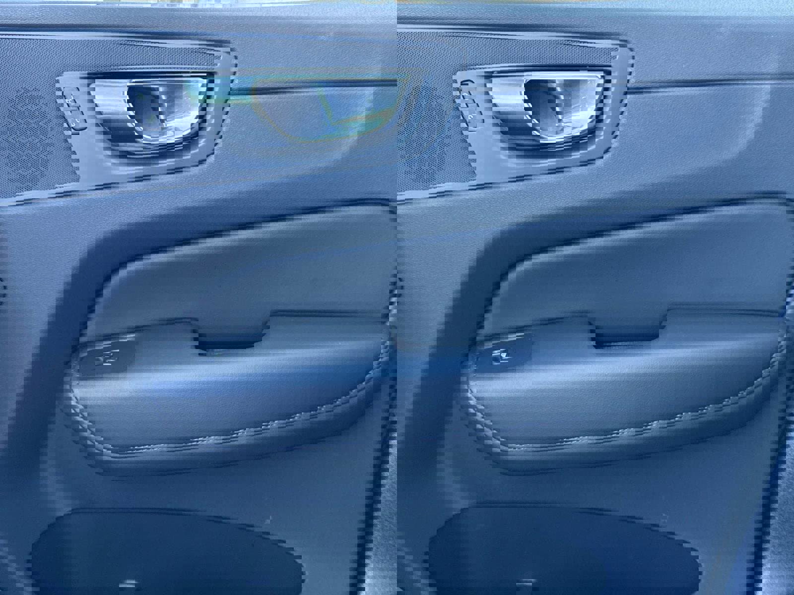 Certified 2025 Volvo XC60 B5 Plus image 21