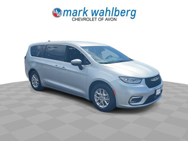 Used 2023 Chrysler Pacifica Touring FWD image 2