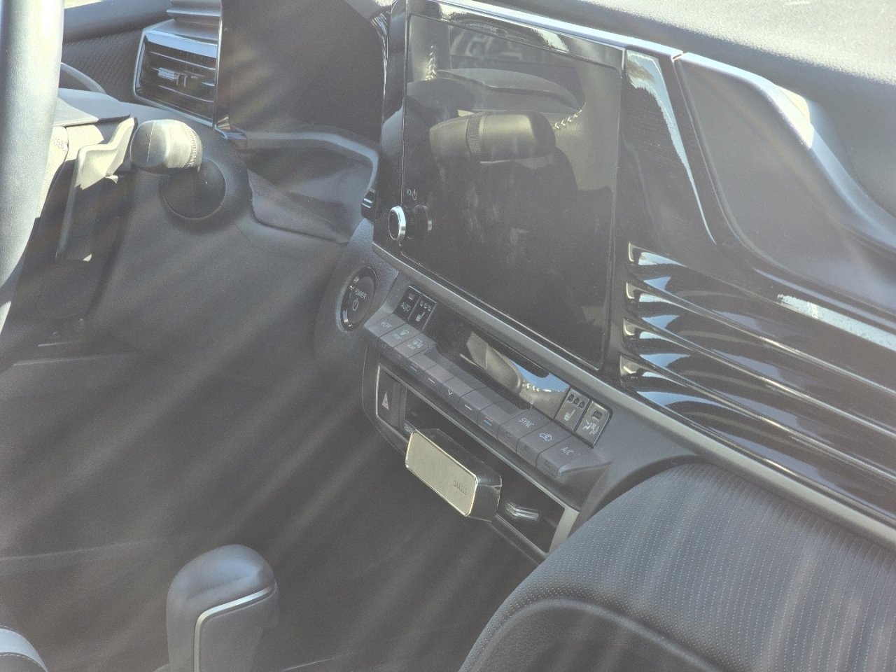 Used 2025 Toyota Camry SE w/ Convenience Package image 16