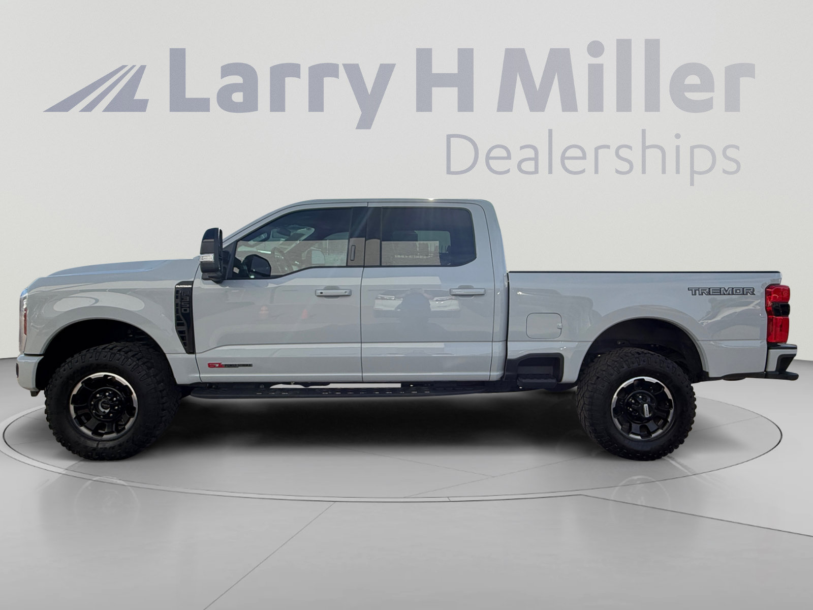 Used 2026 Ford F350 Platinum w/ Tremor Off-Road Package AWD/4WD image 2