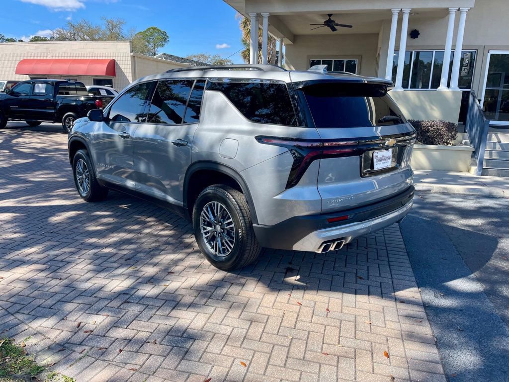 Used 2024 Chevrolet Traverse LT image 3