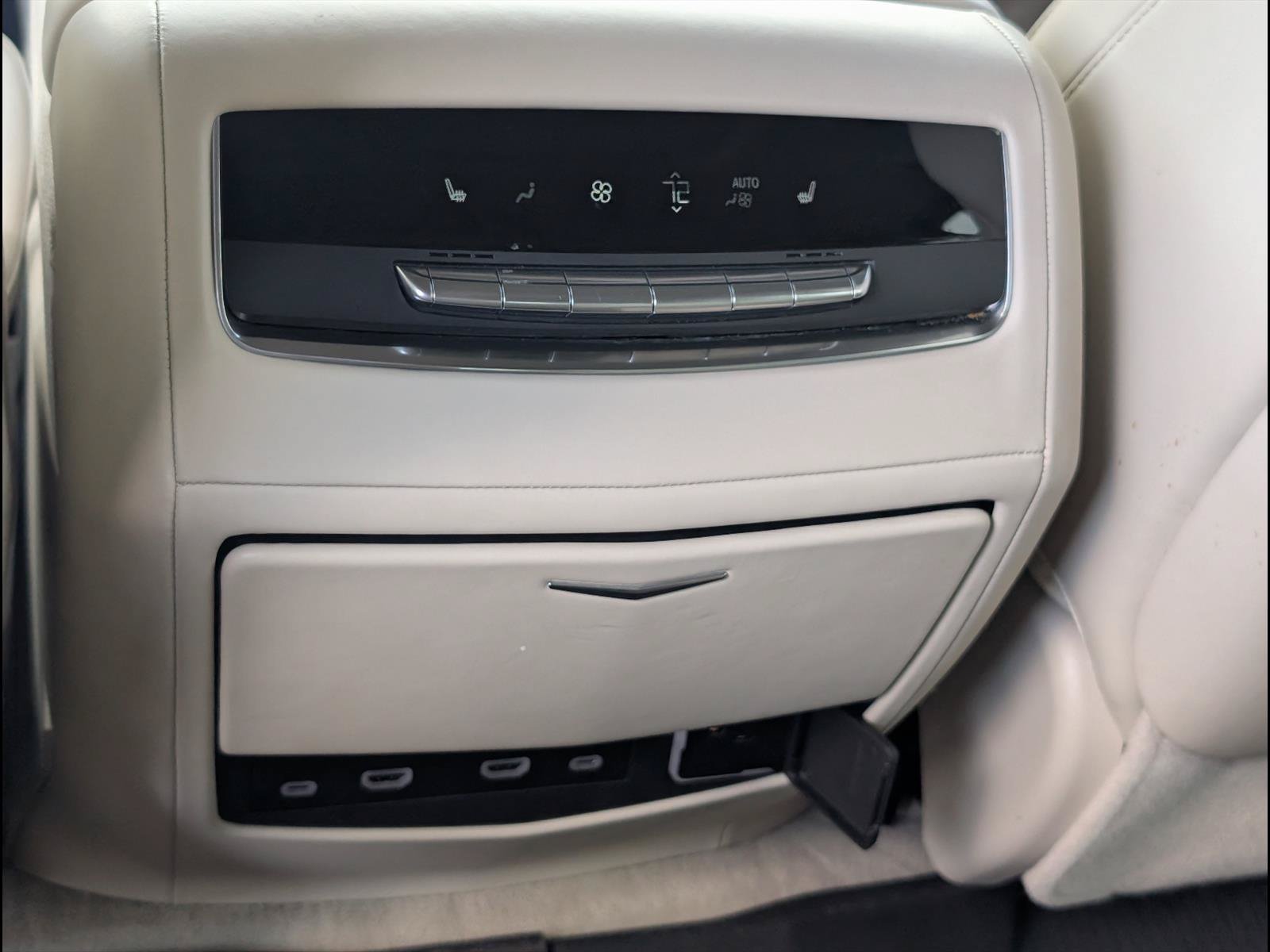 Used 2024 Cadillac Escalade ESV Premium Luxury Platinum AWD/4WD image 21