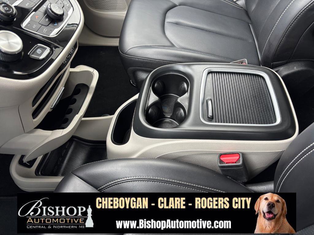Used 2023 Chrysler Pacifica Touring-L image 34