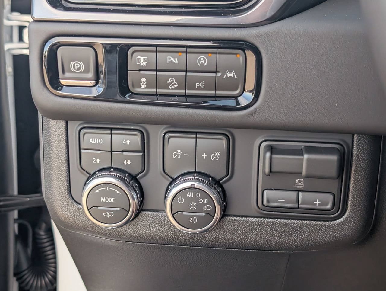 New 2026 GMC Yukon AT4 Ultimate AWD/4WD image 16