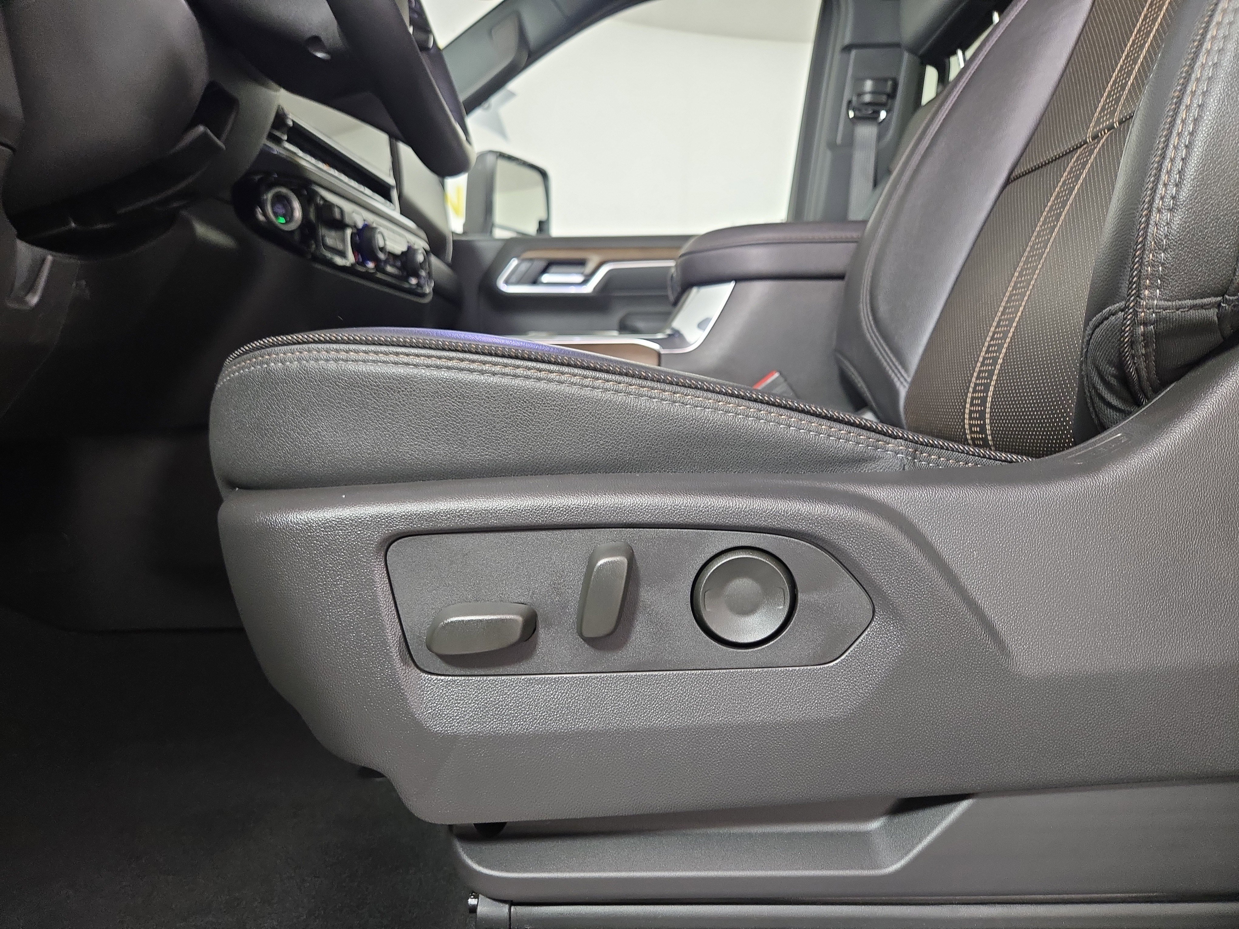 Used 2025 Chevrolet Silverado 3500 High Country w/ Technology Package image 29