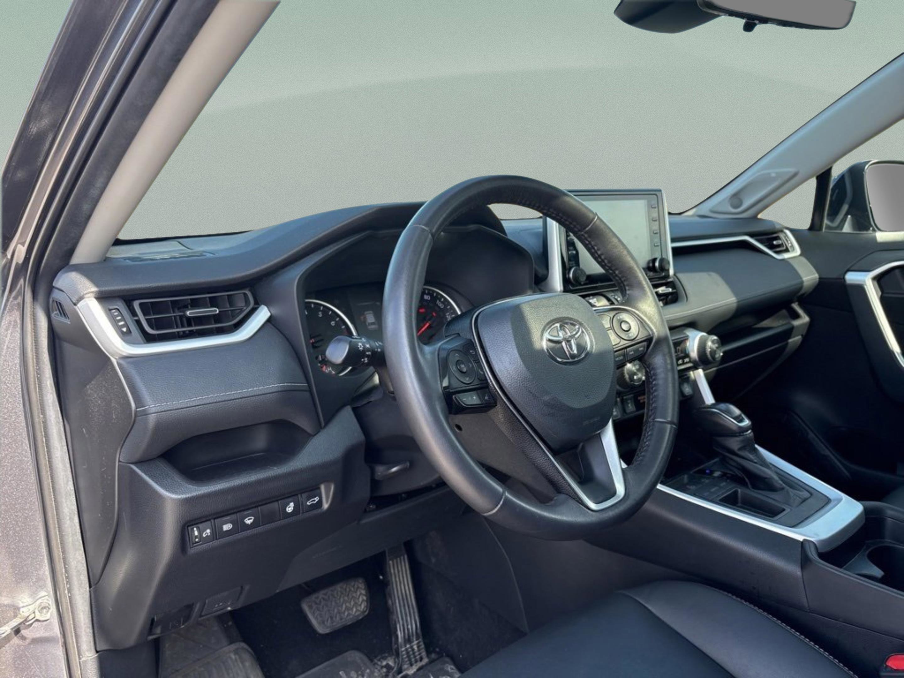 Used 2021 Toyota RAV4 XLE Premium image 30