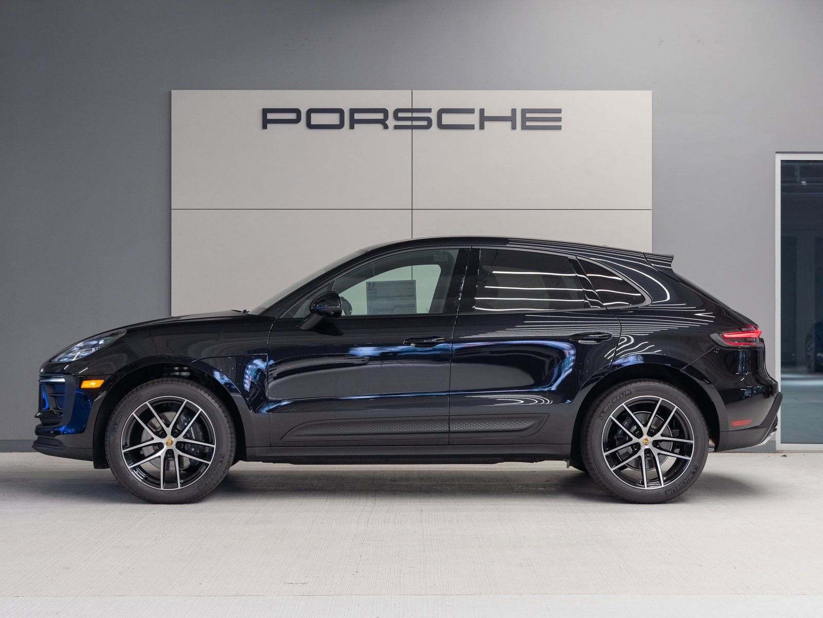 Certified 2025 Porsche Macan image 2