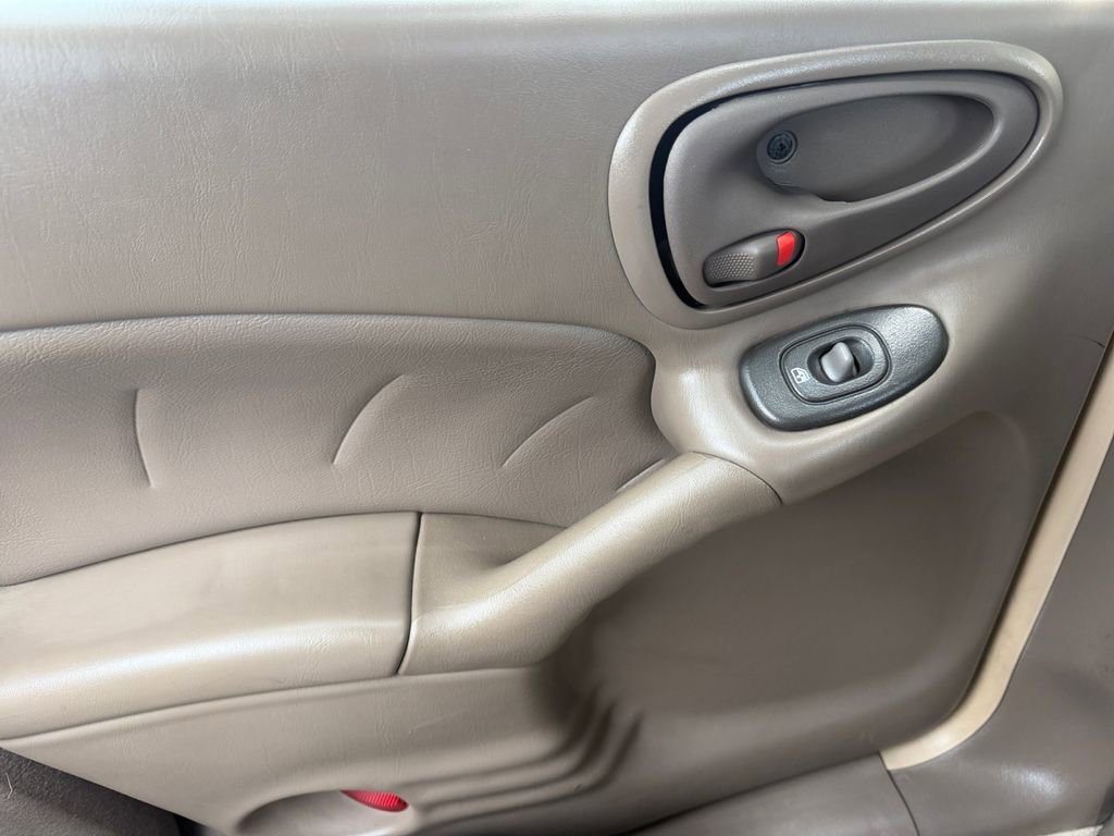 Used 2005 Pontiac Grand Am SE image 25