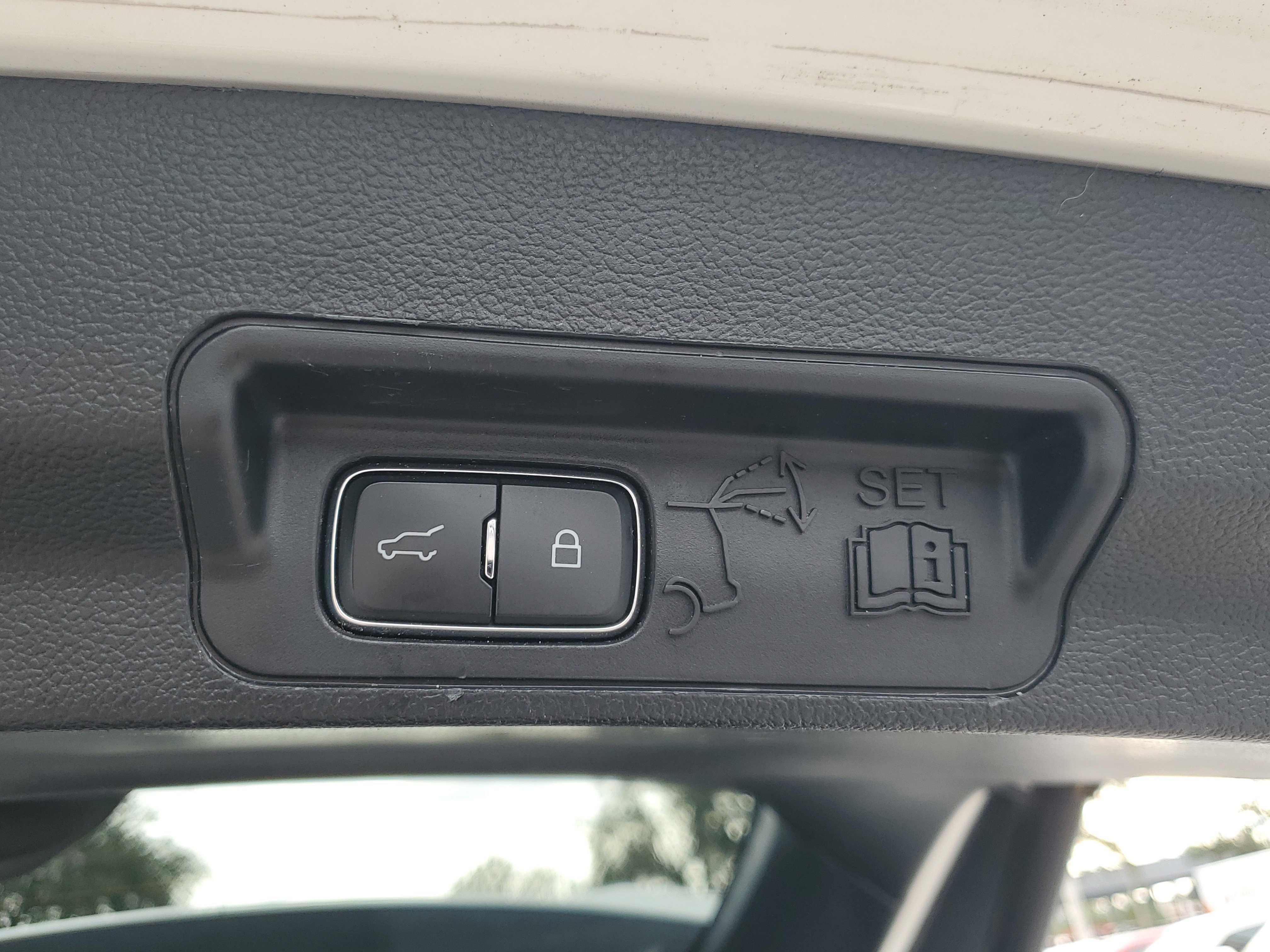 Used 2020 Ford Explorer Platinum w/ Premium Technology Package image 10