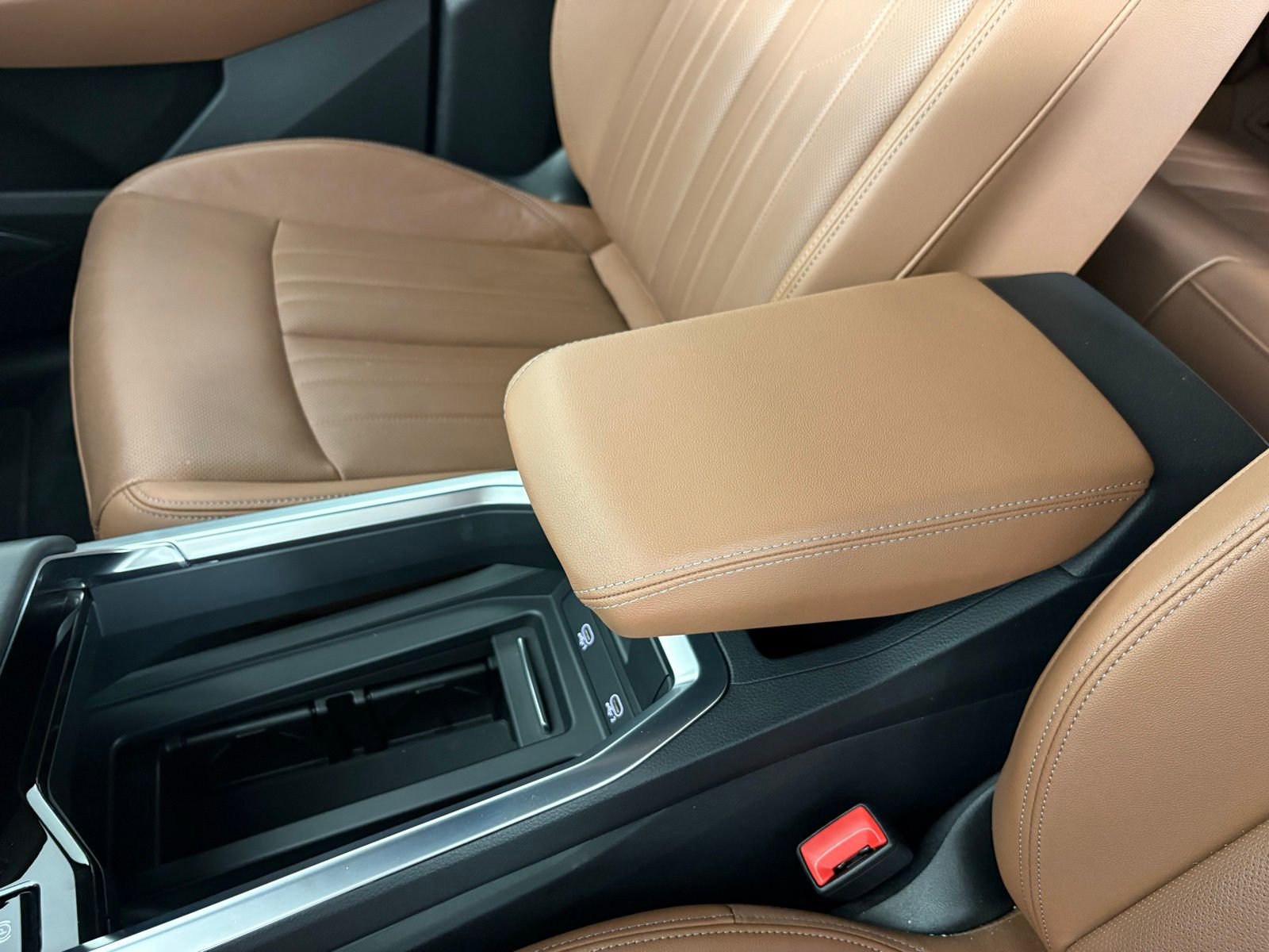 Used 2024 Audi Q8 e-tron Premium Plus w/ Premium Plus Package image 19