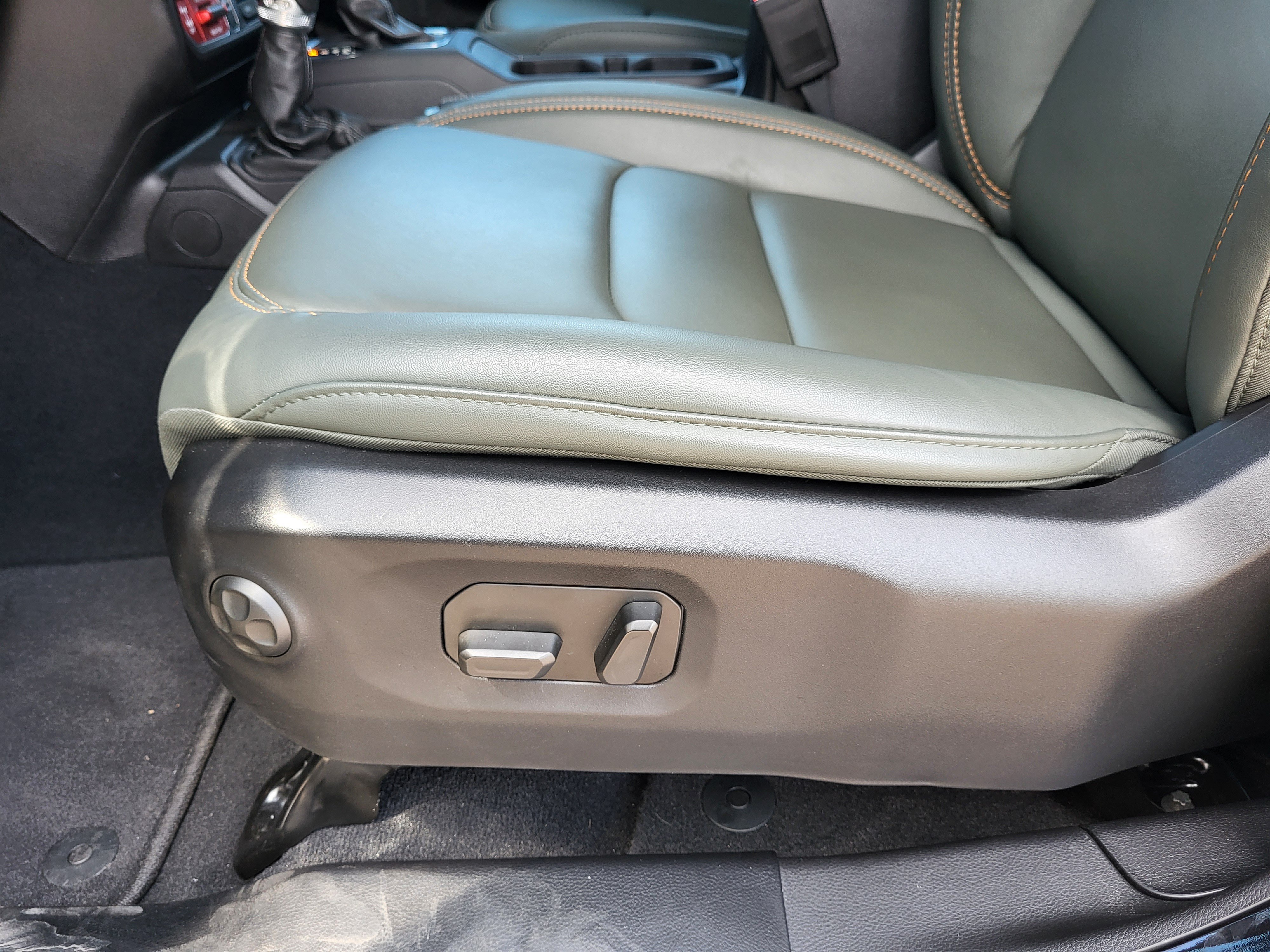 Used 2025 Jeep Gladiator Mojave w/ Convenience Group AWD/4WD image 21