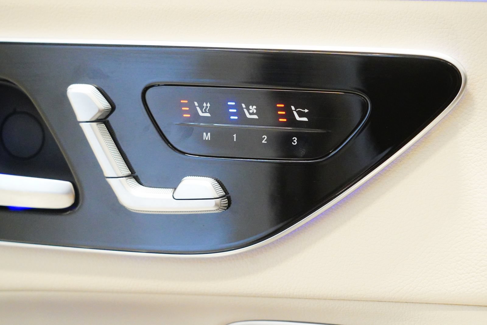 Certified 2024 Mercedes-Benz CLE 300 4MATIC Cabriolet image 30