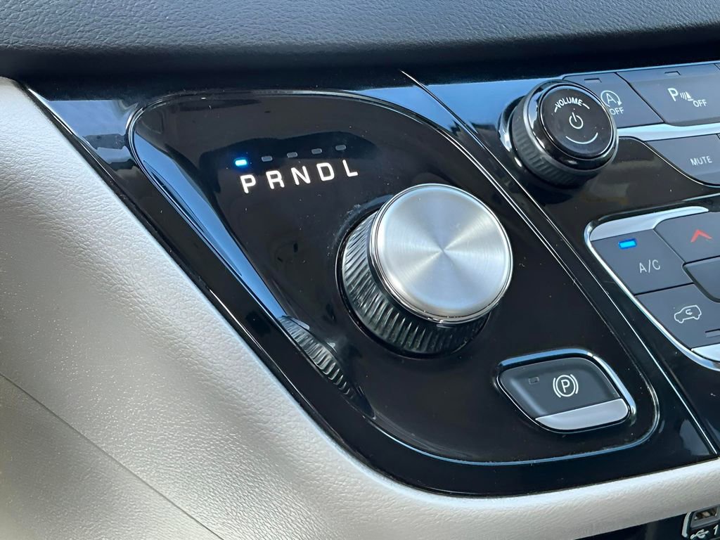 Used 2023 Chrysler Pacifica Touring-L image 30