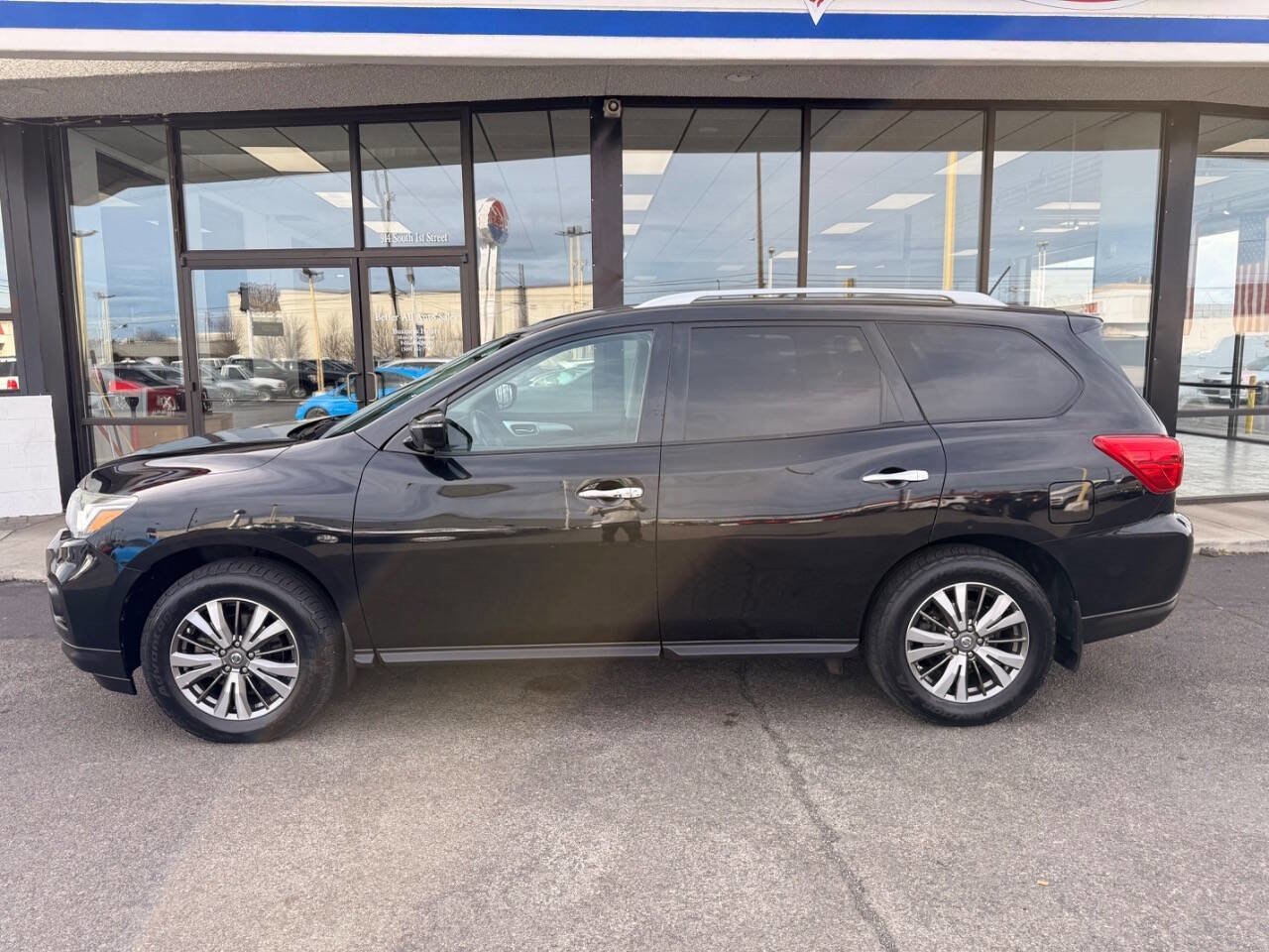 Used 2018 Nissan Pathfinder SL image 2