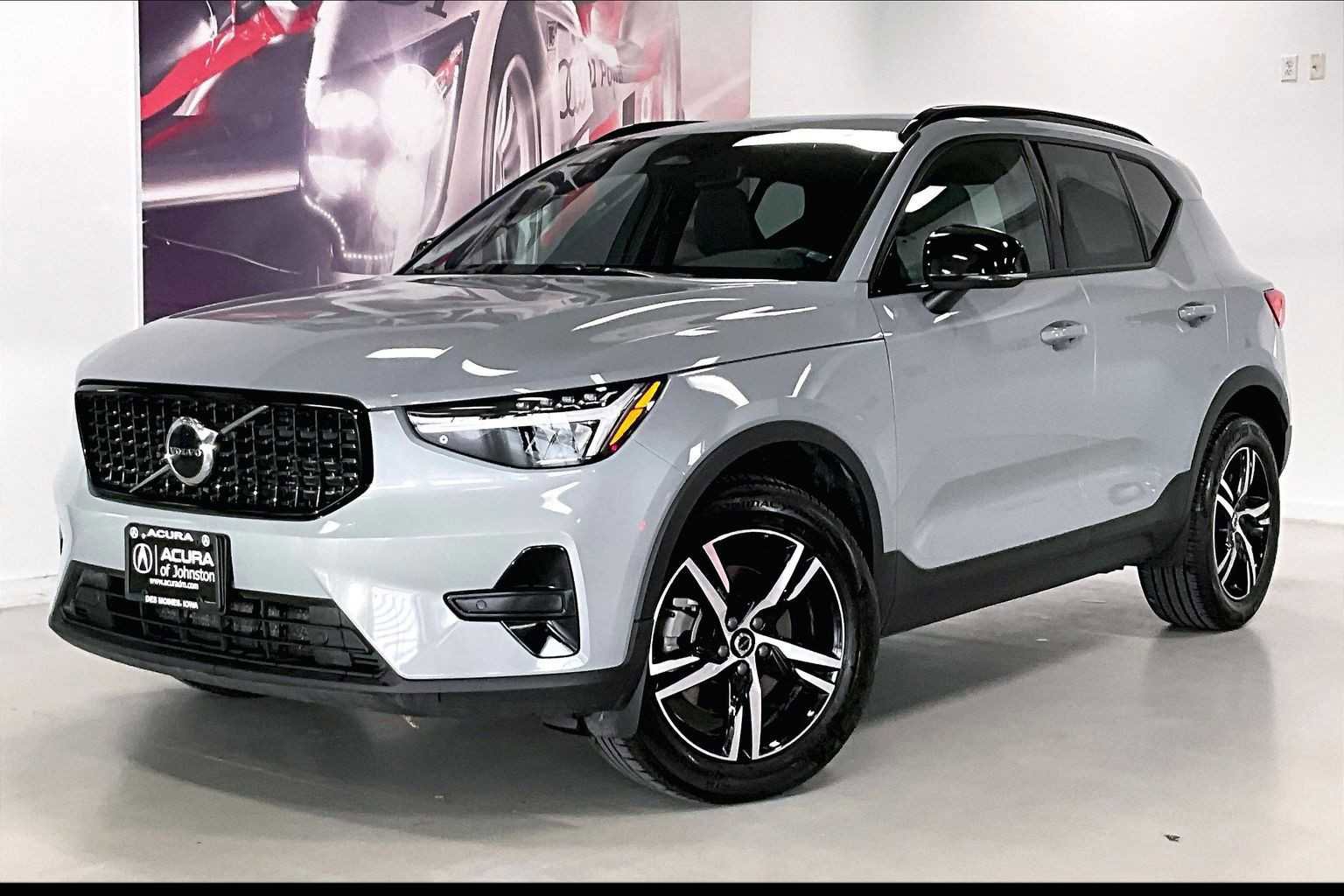 Used 2024 Volvo XC40 B5 Core image 1