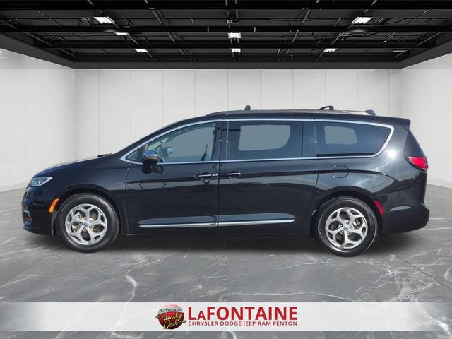 Used 2023 Chrysler Pacifica Limited FWD image 2