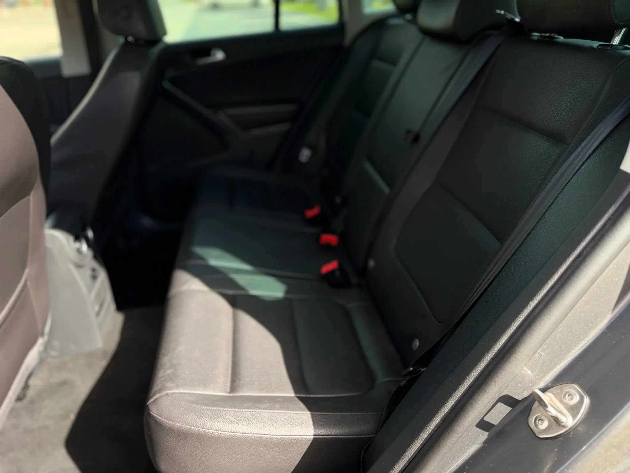 Used 2015 Volkswagen Tiguan SE image 28