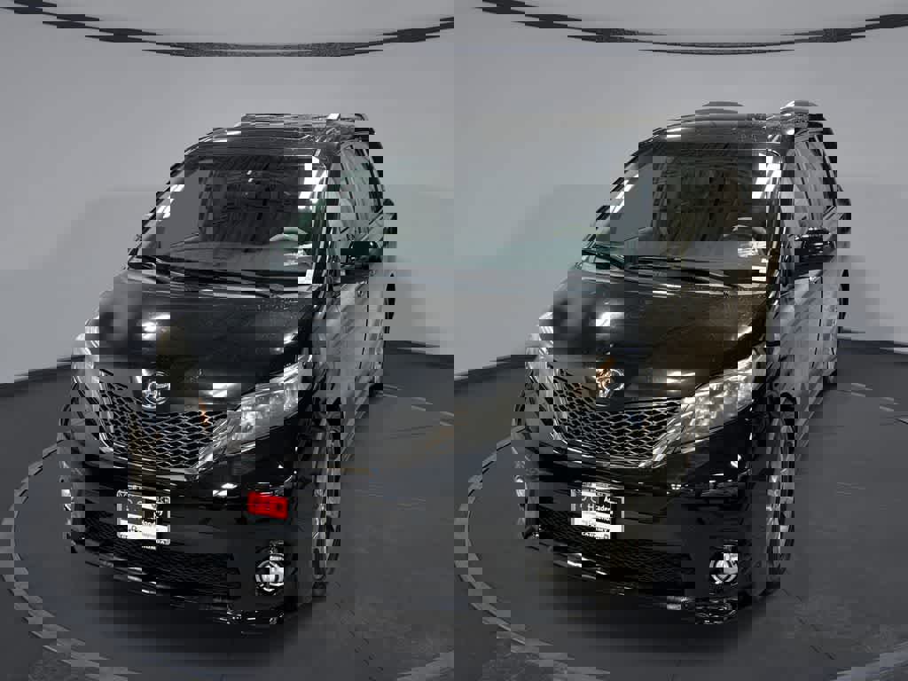 Used 2014 Toyota Sienna SE image 1