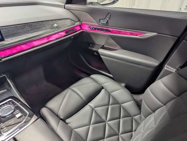 Used 2023 BMW 740i w/ Parking Assistance Package RWD image 8