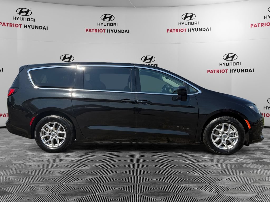 Used 2023 Chrysler Voyager LX FWD image 2