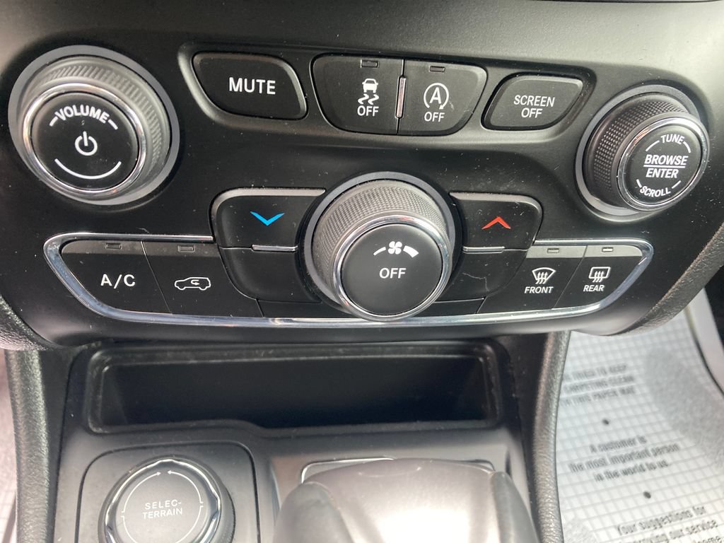 Used 2019 Jeep Cherokee Latitude Plus w/ Cold Weather Group AWD/4WD image 27