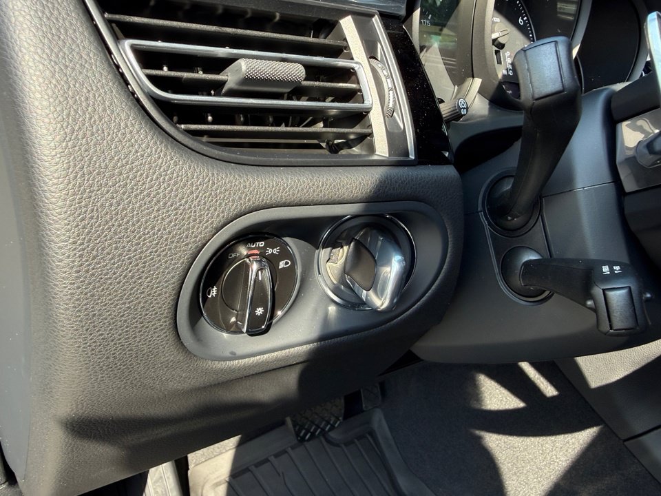 New 2026 Porsche Macan Turbo AWD/4WD image 23