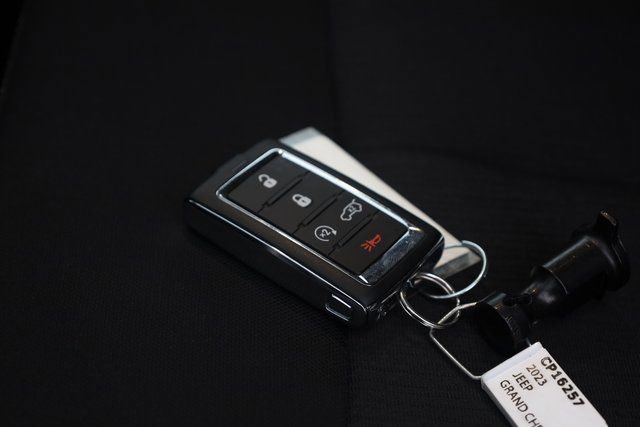 Used 2023 Jeep Grand Cherokee Laredo image 37
