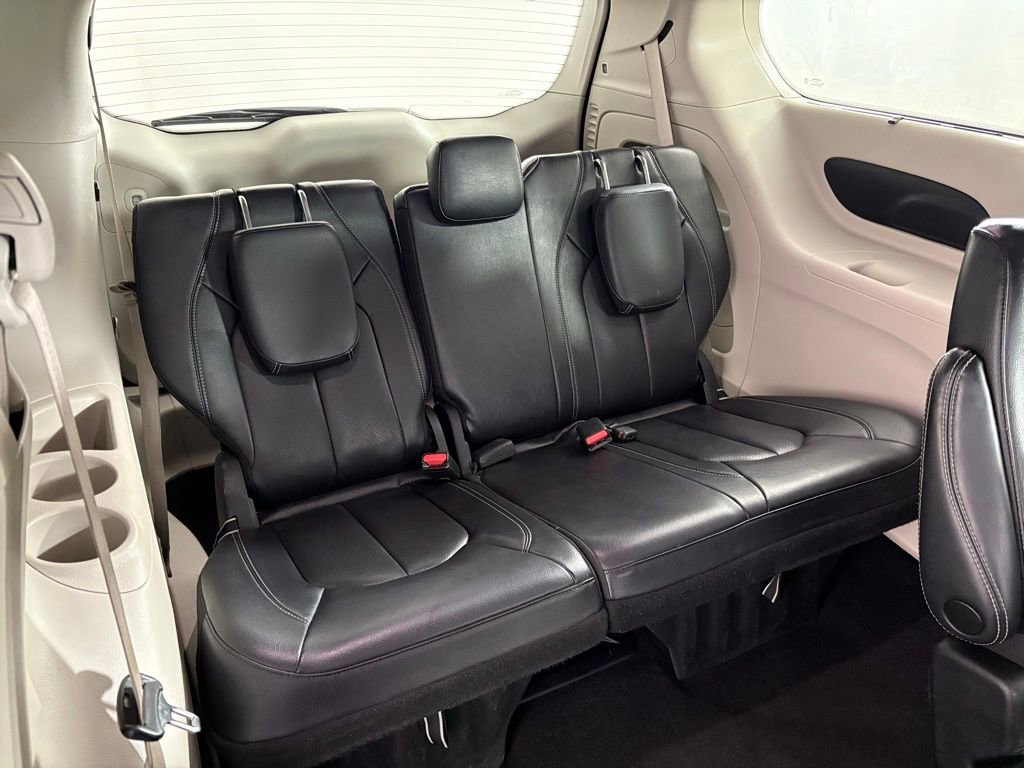 Used 2022 Chrysler Pacifica Touring-L image 39