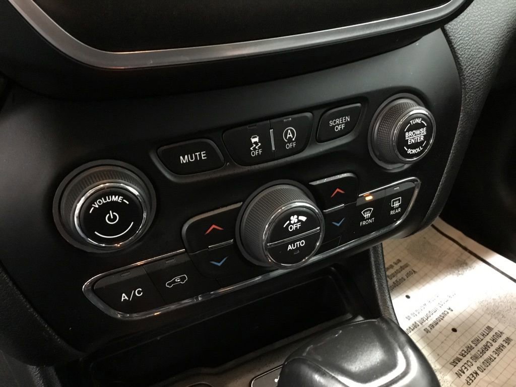 Used 2022 Jeep Cherokee Trailhawk w/ Trailer Tow Group image 32