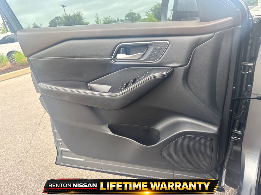 Used 2021 Nissan Rogue Platinum FWD image 11