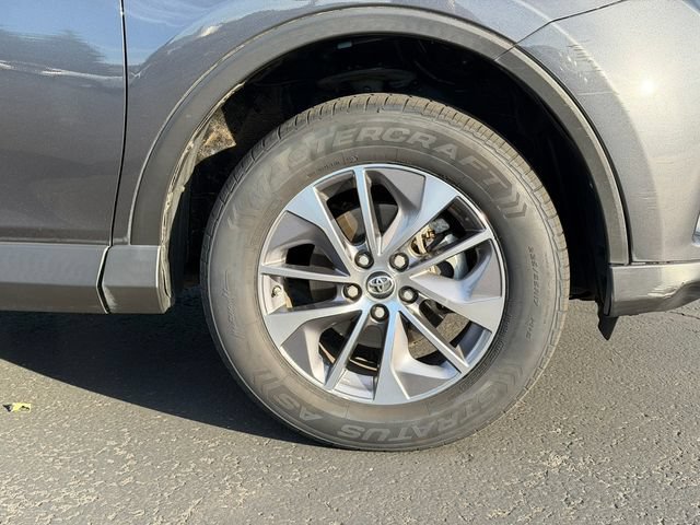Used 2018 Toyota RAV4 LE AWD/4WD image 10