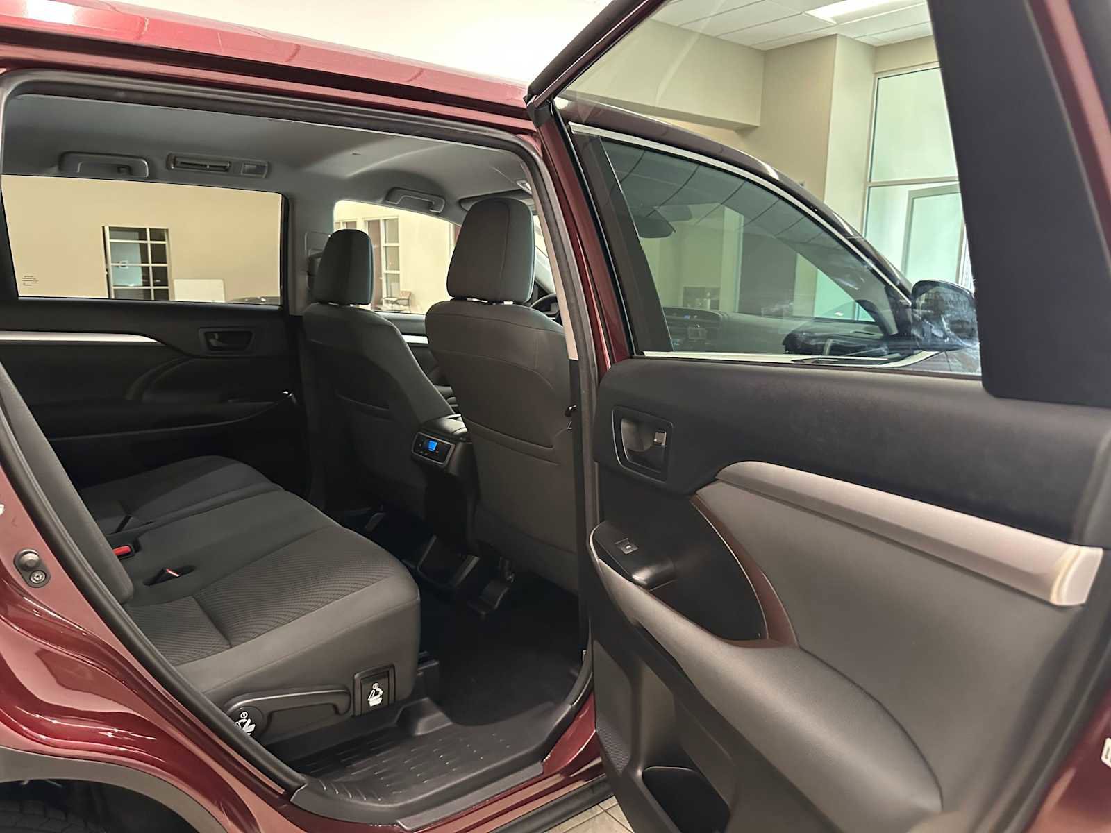 Used 2018 Toyota Highlander LE image 26