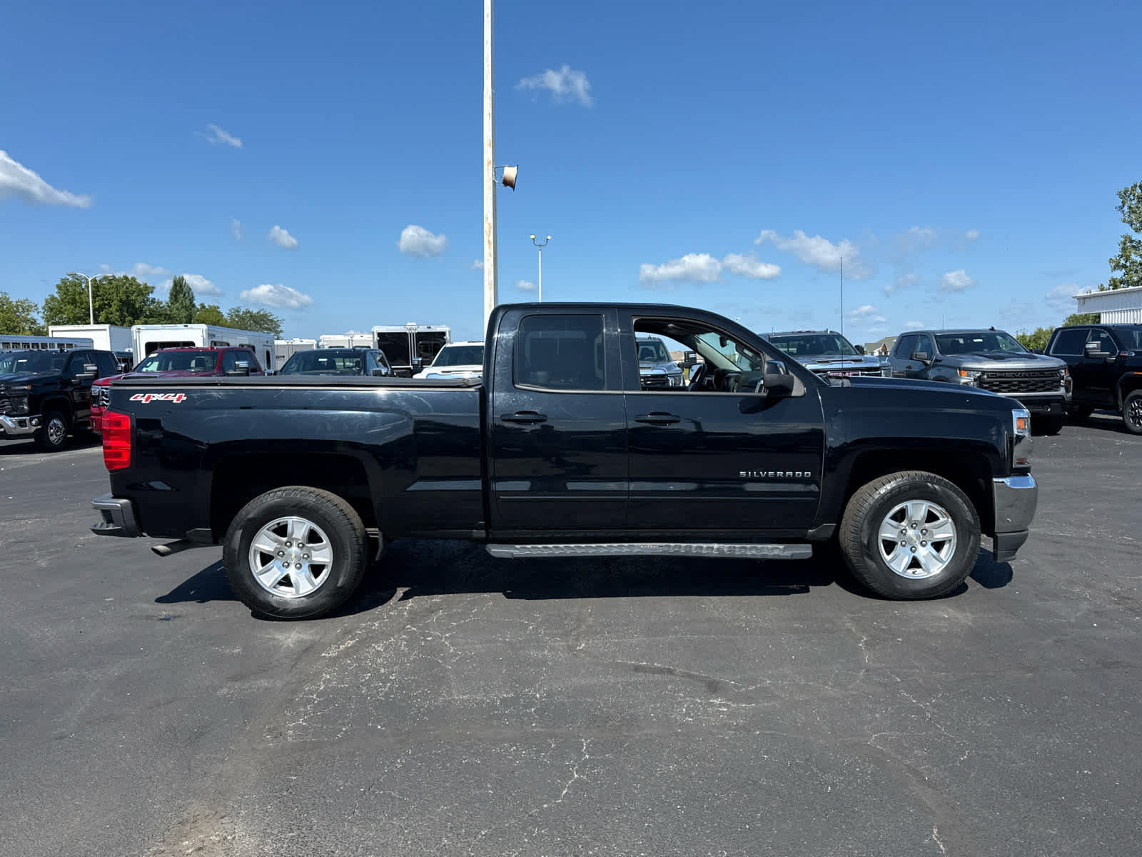 Used 2017 Chevrolet Silverado 1500 LT AWD/4WD image 6